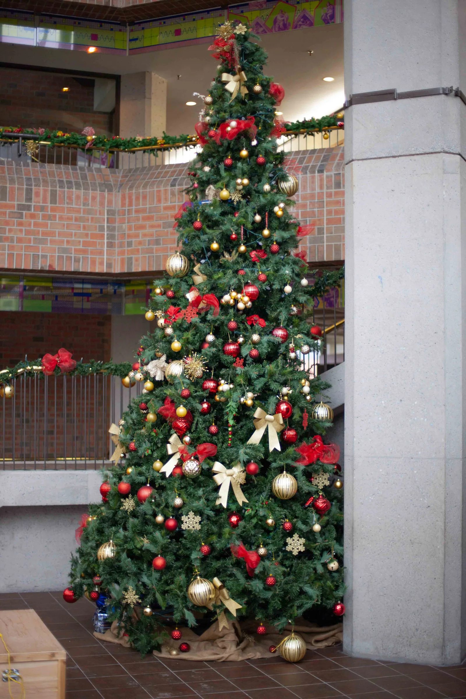 Grand sapin de Noël décoré dans l’atrium d’une concession automobile