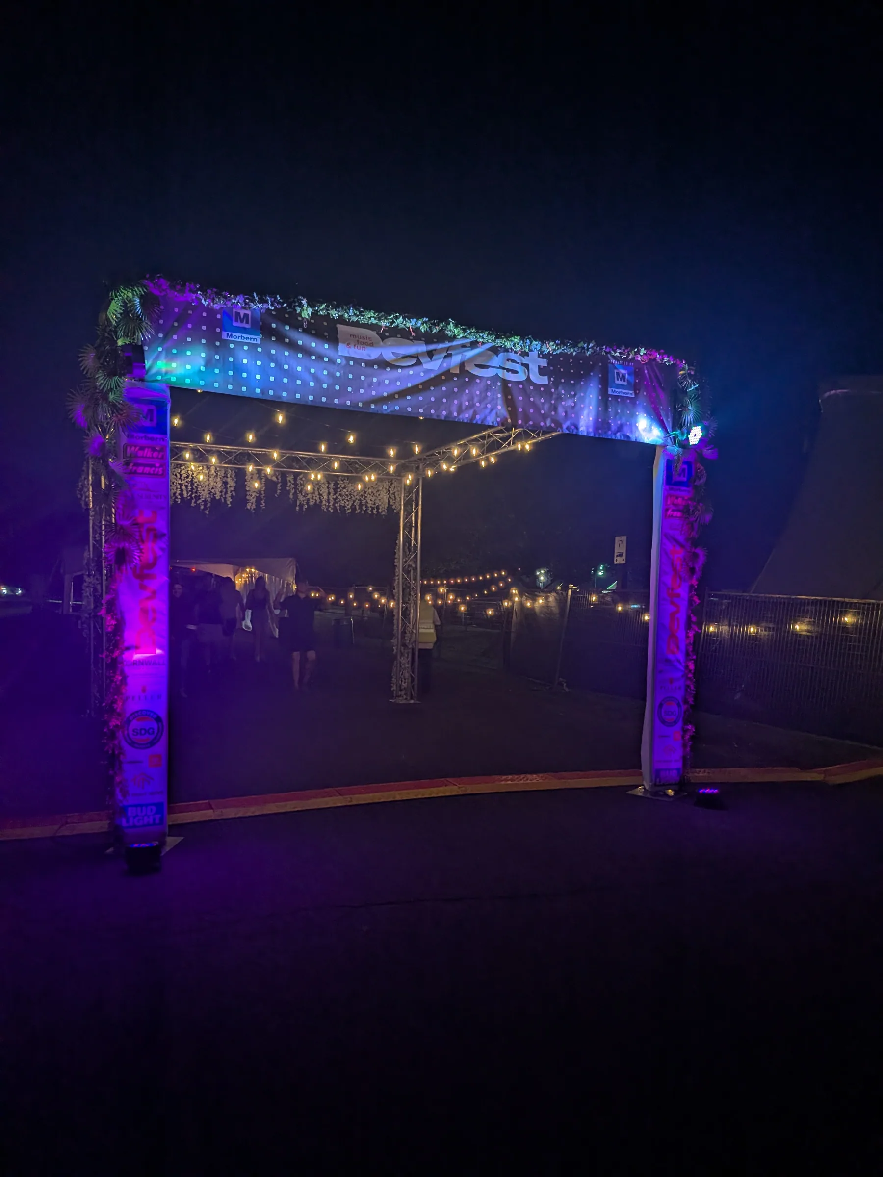 Arche fleurie et guirlandes lumineuses à la tombée de la nuit, DevFest