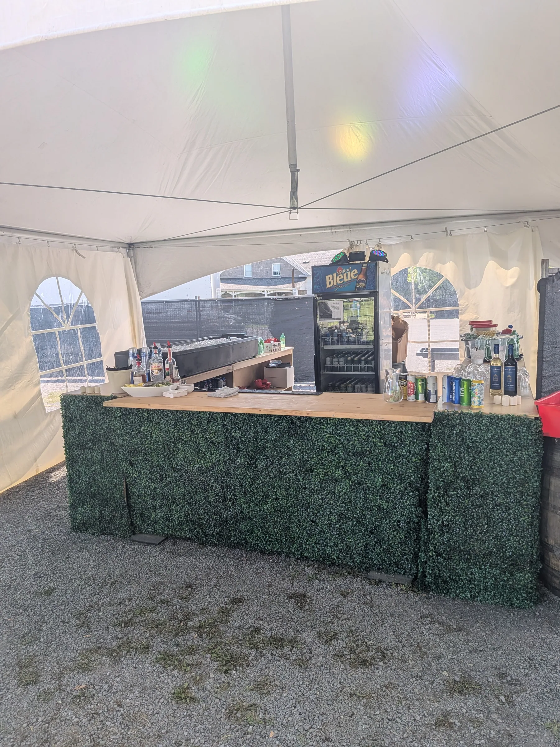 Bar habillé de verdure sous un chapiteau, DevFest